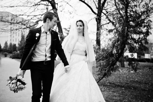 Recién casados caminando, disfrutando de la compañía del otro y posando en t —  Fotos de Stock