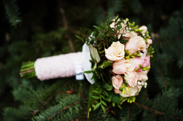 Foto de primer plano de un ramo de rosas que yacen sobre el abeto — Foto de Stock