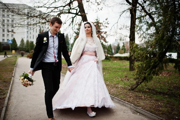 Les jeunes mariés marchant, appréciant la compagnie de l'autre et posant en t — Photo