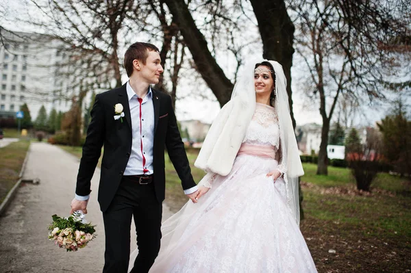 Recém-casados andando, curtindo a companhia um do outro e posando em t — Fotografia de Stock