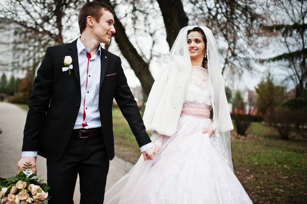 Recién casados caminando, disfrutando de la compañía del otro y posando en t —  Fotos de Stock