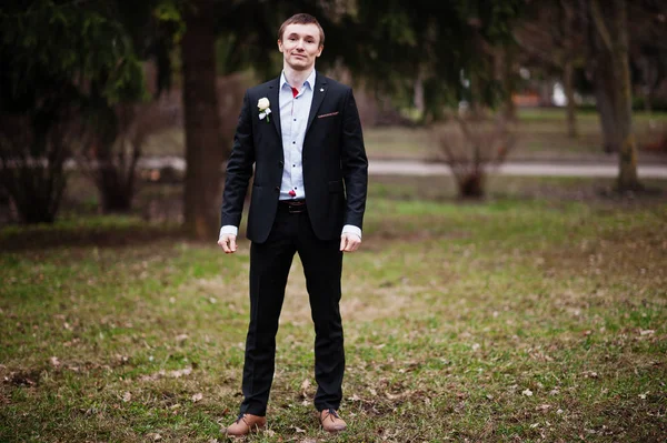 Kendi üzerinde th parkta poz bir yakışıklı damat portresi
