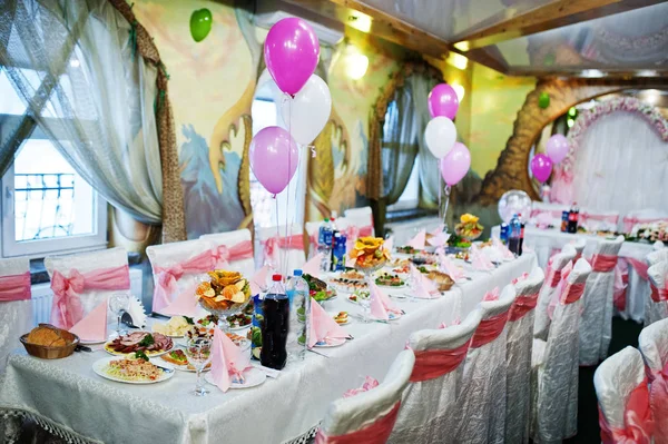 Mesa de banquete de boda atractiva con varios platos y ballo —  Fotos de Stock