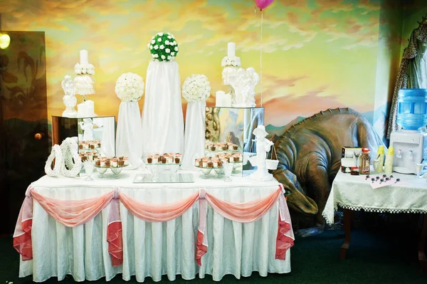 Snygg bröllop bankettbord med olika rätter. — Stockfoto