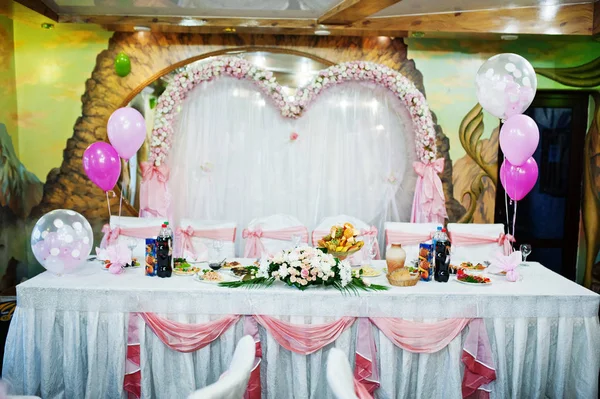 Mesa de banquete de boda atractiva con varios platos y ballo — Foto de Stock