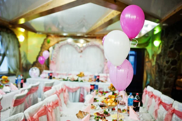 Mesa de banquete de boda atractiva con varios platos y ballo —  Fotos de Stock