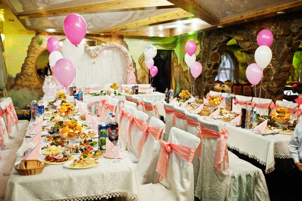 Mesa de banquete de boda atractiva con varios platos y ballo — Foto de Stock