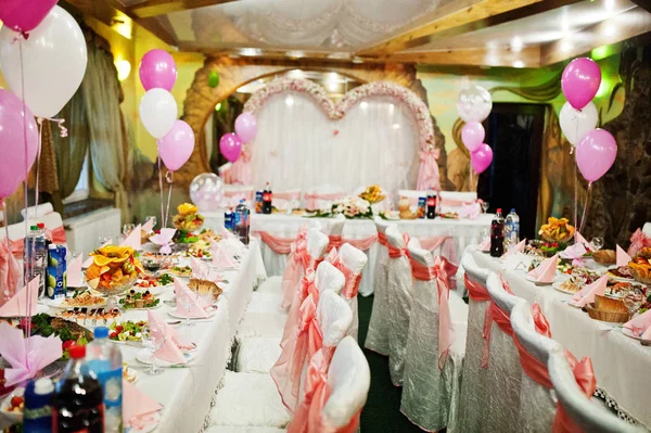 好看的婚礼宴会桌与各种菜肴和气球 — 图库照片