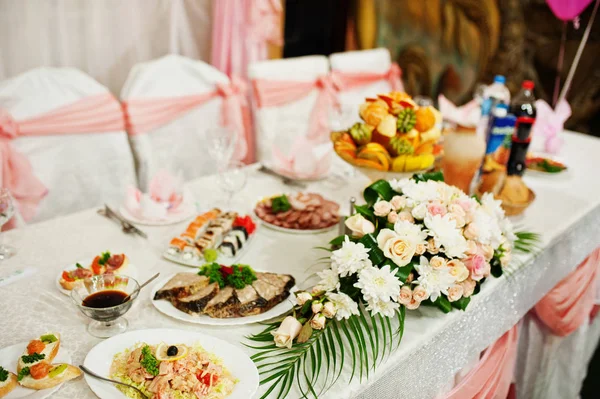 Schöner Hochzeitsbanketttisch mit verschiedenen Gerichten. — Stockfoto