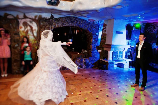 Casamento casal dançando sua primeira dança no restaurante com — Fotografia de Stock