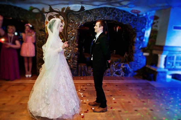 Brudparet dansa sin första Dans i restaurangen med — Stockfoto