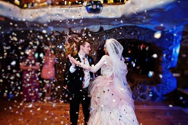 Wedding couple dancing their first dance in the restaurant with — Stock Photo, Image