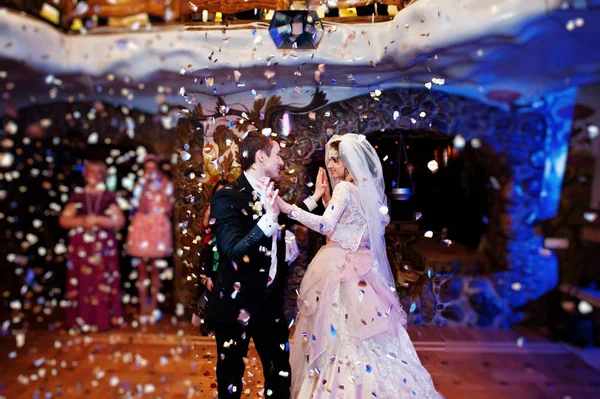 Hochzeitspaar tanzt seinen ersten Tanz im Restaurant mit — Stockfoto
