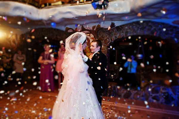 Bruidspaar hun eerste dans dansen in het restaurant met — Stockfoto