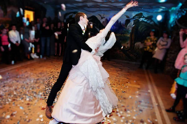 Bruidspaar hun eerste dans dansen in het restaurant met — Stockfoto