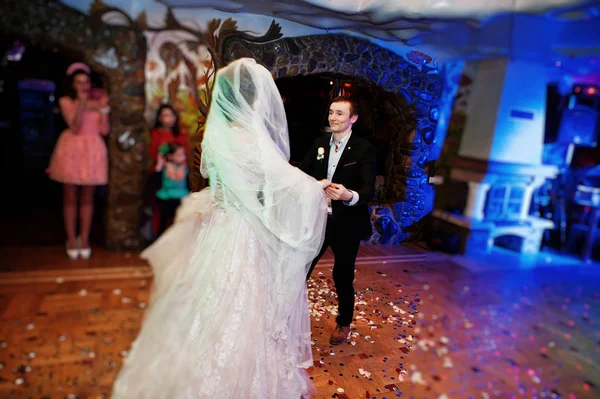 Bruidspaar hun eerste dans dansen in het restaurant met — Stockfoto