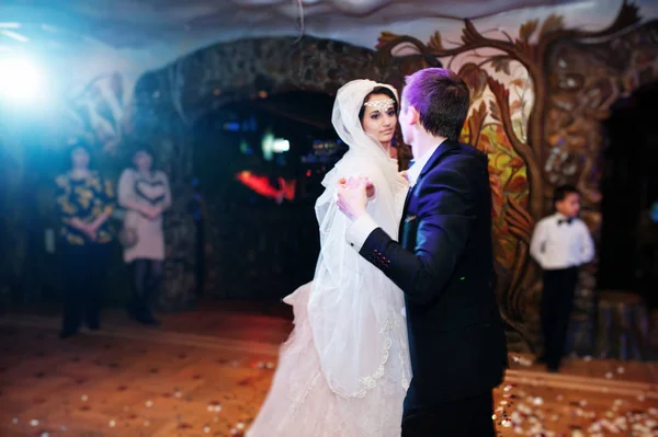 Wedding couple dancing their first dance in the restaurant with — Stock Photo, Image