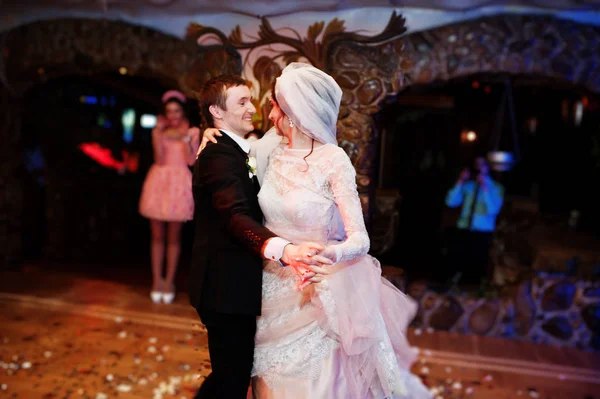 Wedding couple dancing their first dance in the restaurant with — Stock Photo, Image