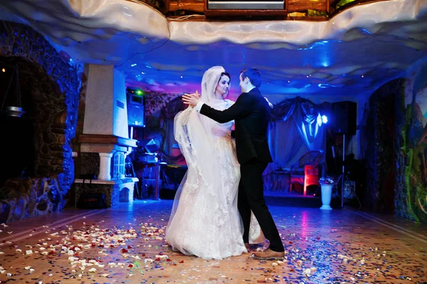 Wedding couple dancing their first dance in the restaurant with — Stock Photo, Image