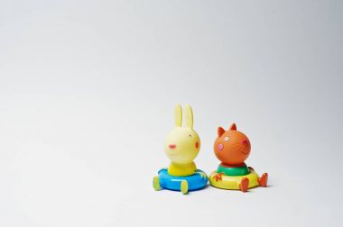 Hai, Ukrayna - 10 Ağustos 2017: t üzerinde oturan bazı oyuncak karakterler