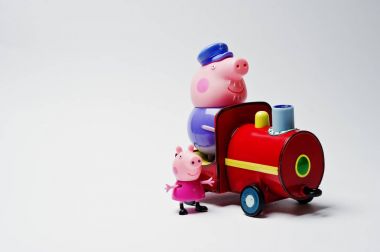 Hai, Ukrayna - 10 Ağustos 2017: iki oyuncak karakter bir trende fr
