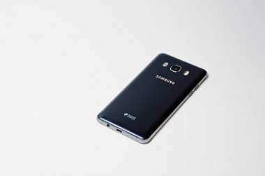 Hai, Ukrayna - 10 Ağustos 2017: Samsung smartphone döşeme siyah 