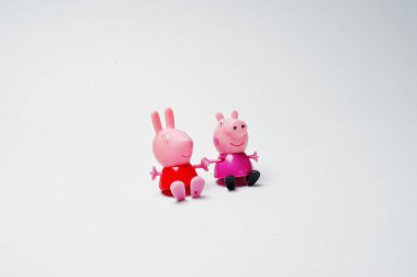 Hai, Ukrayna - 10 Ağustos 2017: t üzerinde oturan bazı oyuncak karakterler