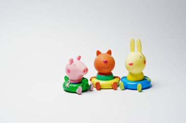 Hai, Ukrayna - 10 Ağustos 2017: t üzerinde oturan bazı oyuncak karakterler