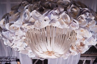 Çizgili ve çiçekler ile muhteşem bir avize fotoğrafı yakın çekim