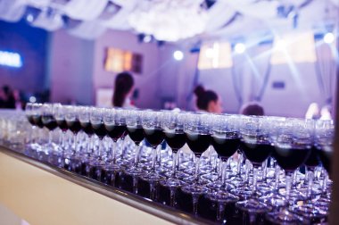 Yakın çekim gözlük büyük miktarda fotoğrafı kırmızı kazanmak ile dolu