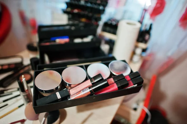 Paleta szczotka i kosmetyki makijaż przy stole. — Zdjęcie stockowe