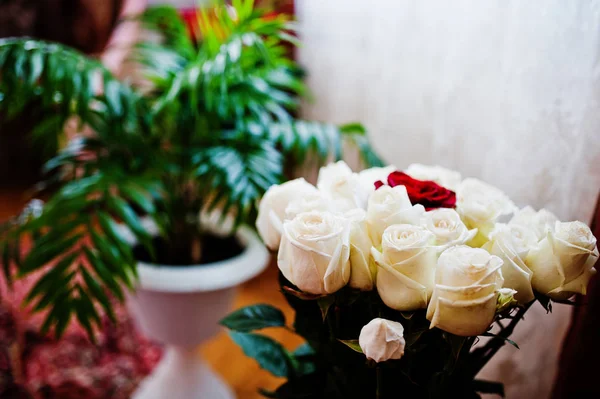 Close-up fotografii kytice z bílé růže a jeden červený — Stock fotografie