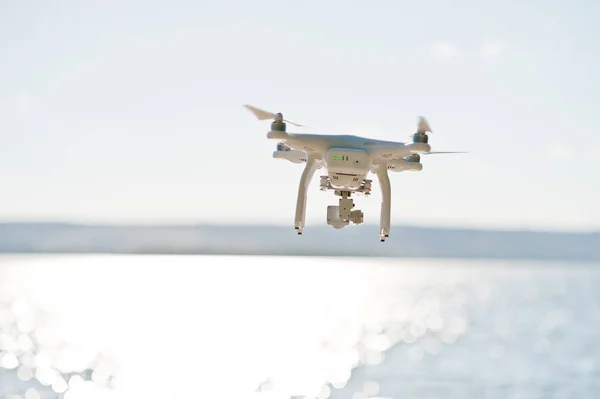 Photo en gros plan d'un drone survolant le lac et prenant des photos — Photo
