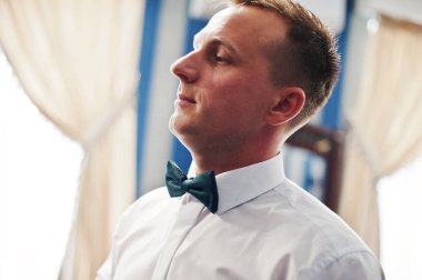 Çarpıcı portresi soyunma düğün için damat ve almak