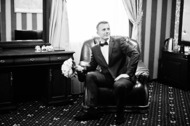 Bir yakışıklı damat gelin buketi onun c ile poz portresi