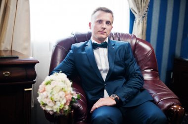 Bir yakışıklı damat gelin buketi onun c ile poz portresi