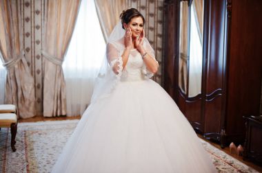 Kendi odasında poz muhteşem bir gelin portresi.