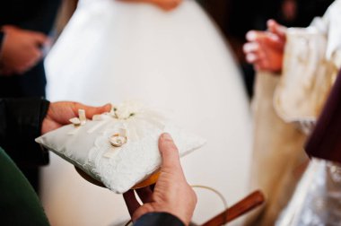 Yakın çekim fotoğraf alyans küçük dekoratif la üzerinde döşeme