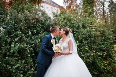 Yakışıklı yeni evli iki yürüyor ve her diğer zevk