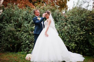 Yakışıklı yeni evli iki yürüyor ve her diğer zevk