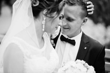 Parkta bir bankta oturmuş ve arıyorum bana yardımcı olanvarmı zarif Düğün çifti