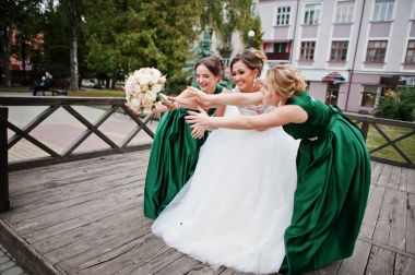 Yürüyüş, poz ve onun bridesmai ile eğleniyor muhteşem gelin