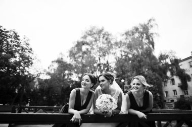 Yürüyüş, poz ve onun bridesmai ile eğleniyor muhteşem gelin