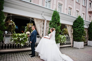 Kafe ve flo ile eski bir şehir sokakta yürürken yeni evliler