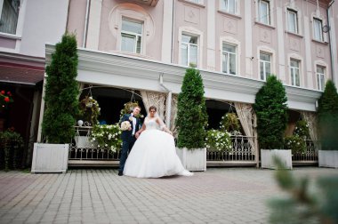 Kafe ve flo ile eski bir şehir sokakta yürürken yeni evliler