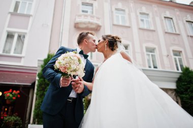 Güzel düğün çifti düğün gününde açık öpüşme.