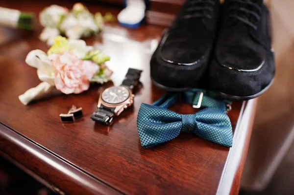 Close-up photo of groom's wedding shoes, bow tie, watch, cufflin — Stock Photo, Image