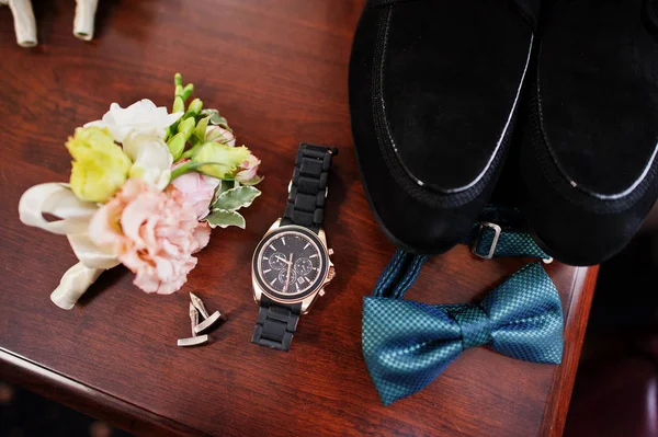 Foto de cerca de los zapatos de boda del novio, pajarita, reloj, gemelo — Foto de Stock