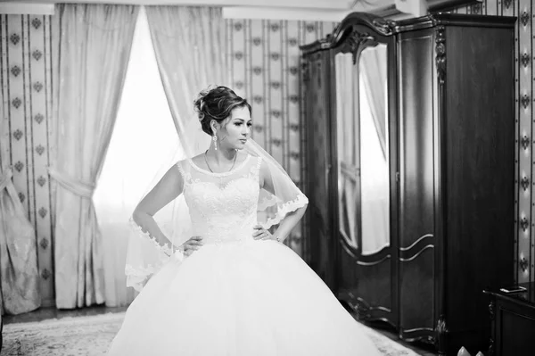 彼女自身に彼女の部屋でポーズをとってゴージャスな花嫁の肖像画。Blac — ストック写真