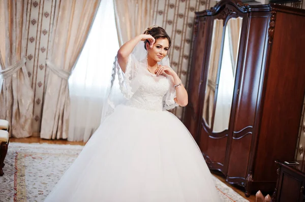 Kendi odasında poz muhteşem bir gelin portresi.